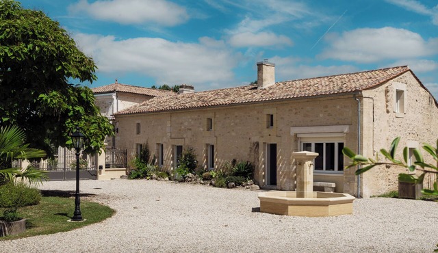 Charming longère in the Fronsadais region
