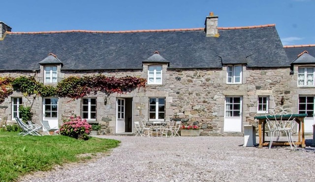 Charming longère, quiet location, sleeps 10-12, Cap Fréhel. Beaches and GR 34 5 minutes away.