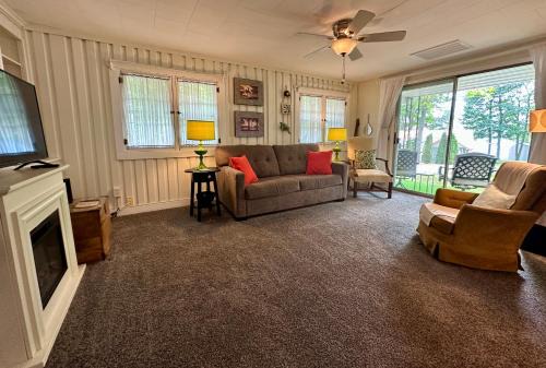 Charming Long Lake Cottage-Hot Tub-Pet Friendly-Near Alpena