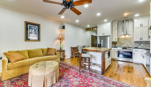 Charming Louisiana Getaway w/Furnished Balcony!