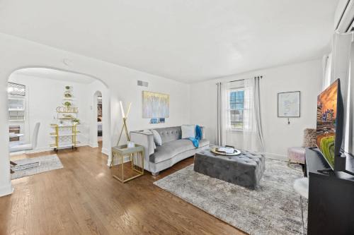 Charming Louisville Apt with Parking and Great Location