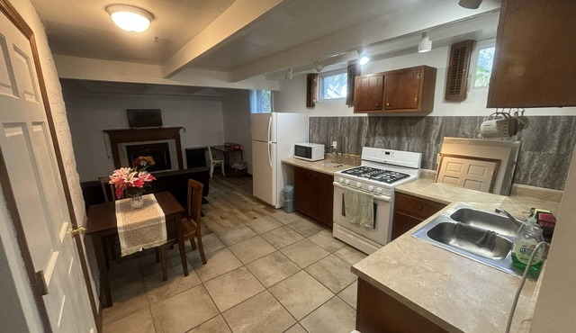 Charming lower-level suite close to ISU & downtown