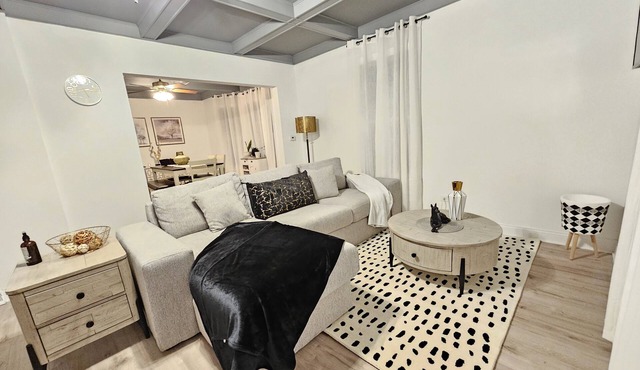 Charming, luxe, modern home near Naval base, Six flags, Casino, Gurnee Mills