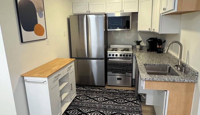 Charming & luxurious 1-bedroom condo, Kitchen, Washer, dryer, parking, King Bed.