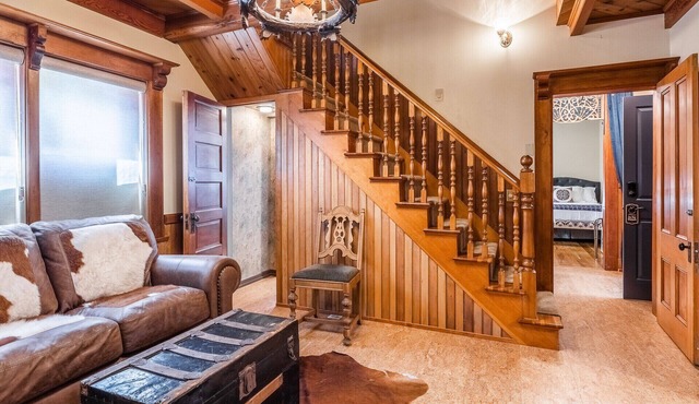 Charming Luxurious Downtown Victorian Home 2 bedrooms Living areas 2500 sq ft.