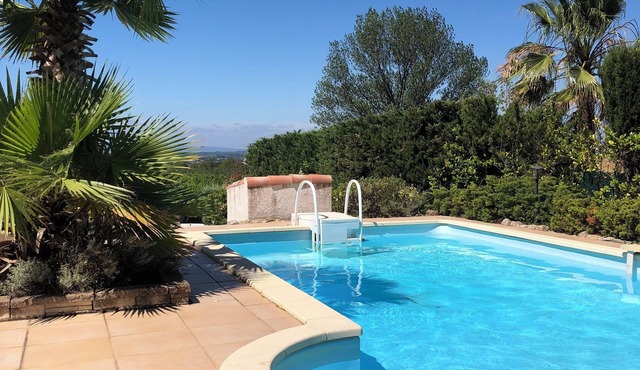 Charming, luxury 2-bedroom apartment with WiFi & private swimming pool in Oupia.