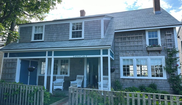 Charming, luxury Cottage with Ocean Views seconds from the Beach! Front Street