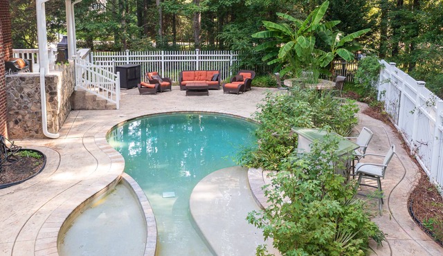 Charming, luxury ,cozy, and secluded cozy villa on one acre fenced land