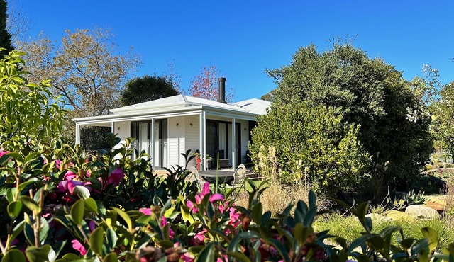 Charming Luxury Rural Cottage Close to National Parks and City of Sydney