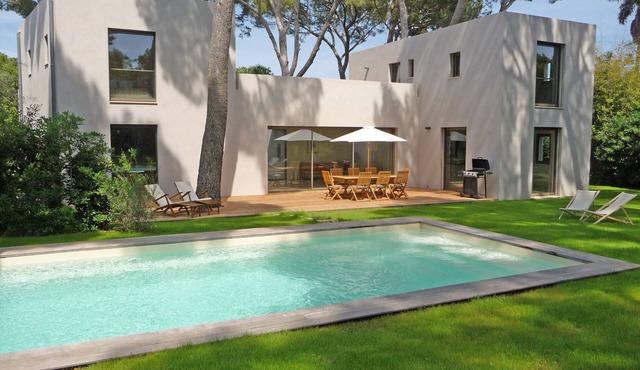 CHARMING LUXURY VILLA 200m2 in unspoiled nature 3000m2 near the Garoupe