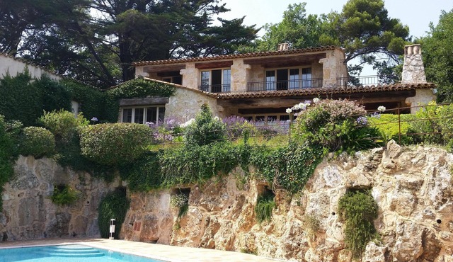 Charming, luxury villa in Biot, 4 bedrooms, sea view, large pool and garden.