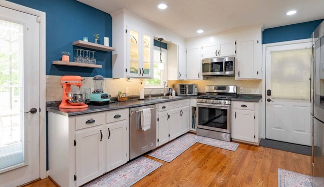 *Charming Lynchburg Haven | Comfort & Convenience!