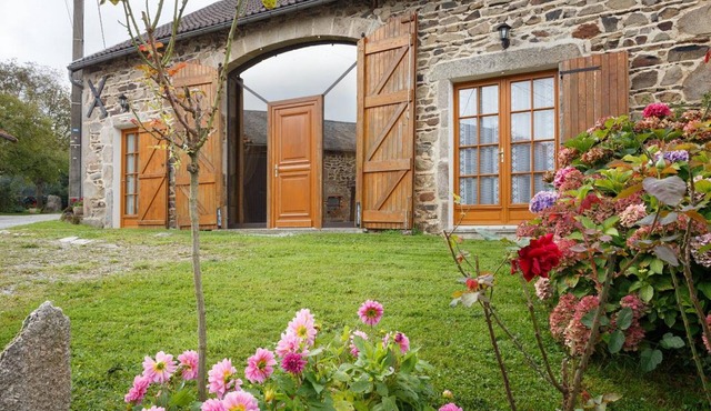 Charming Mountain Cottage with Terrace, BBQ, and Nearby Stream - Pet Friendly