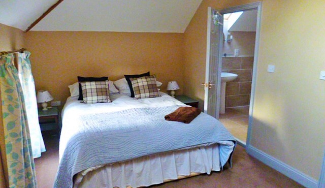 Charming mews cottage with modern comfort, No Deposit