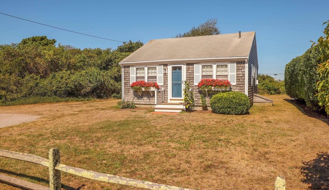 Charming Madaket Retreat: 2-Bedroom Cottage Minutes to Beach