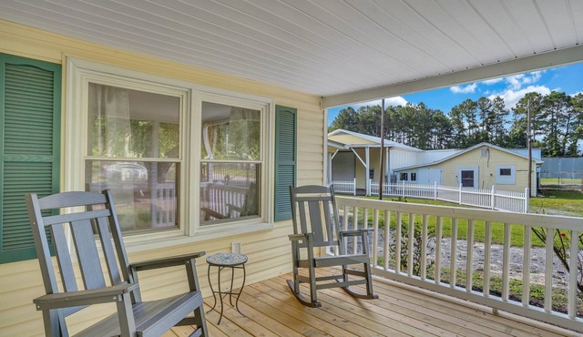 Charming Main House and Cottage with Fuse Ball