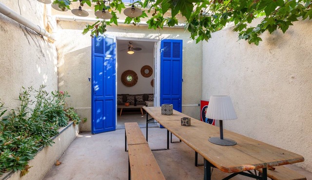 Charming Maisonnette for 6-8 Guests with Terrace and Wi-Fi in Marseille