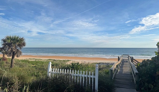 Charming Mako Beach Cottage, with private beach access in beautiful Ormond Beach