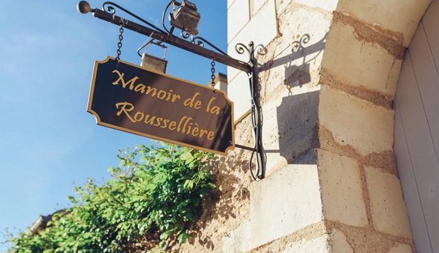Charming manor house with 40-person group gîtes and swimming pool for family holidays