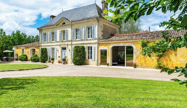 Charming manor nestled in Charente vineyards