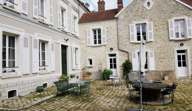 Charming mansion in the Fontainebleau forest