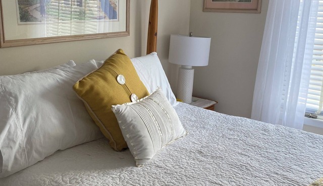 Charming Marina 2-bedroom condo in delightful Somers Point with AC, WiFi