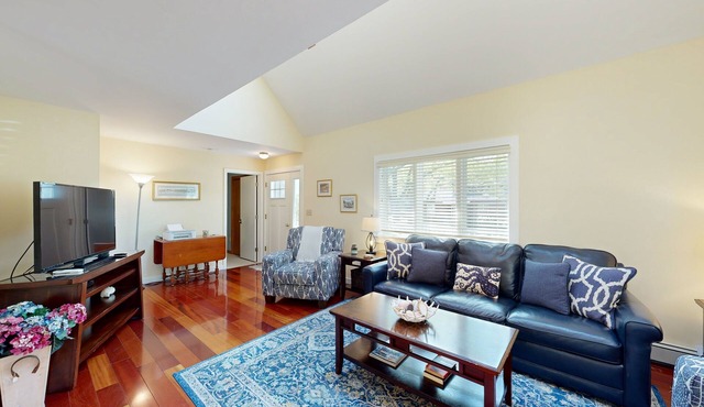 Charming Martha's Vineyard retreat close to beaches & downtown - large yard