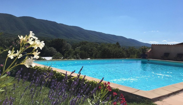 Charming Mas 15km from Colorado Provençal and Apt, swimming pool in a 5 ha plot