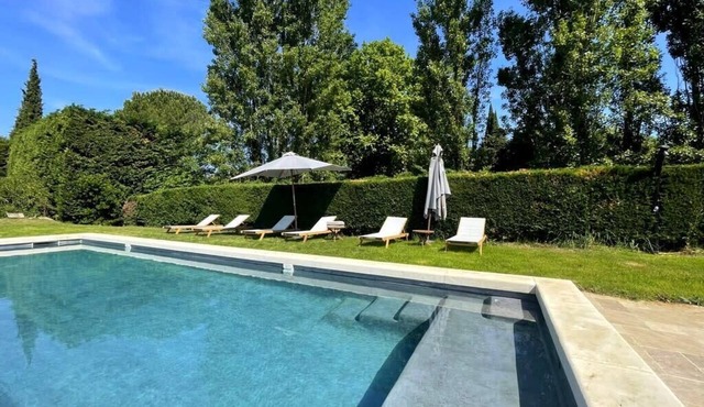 Charming Mas in the countryside, near the village of Lambesc, large garden,