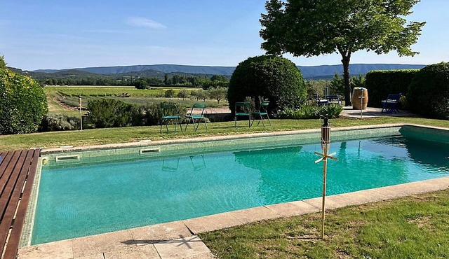 Charming Mas with large pool and Lubéron views