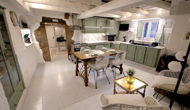 Charming Masia with fireplace in the forest 10 minutes from Girona