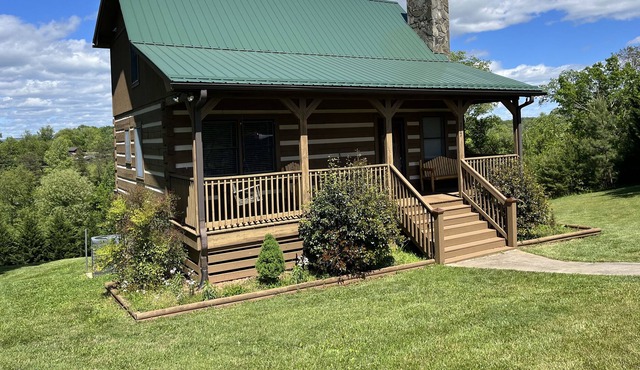 Charming Mayberry Log Cabin minutes from Mount Airy