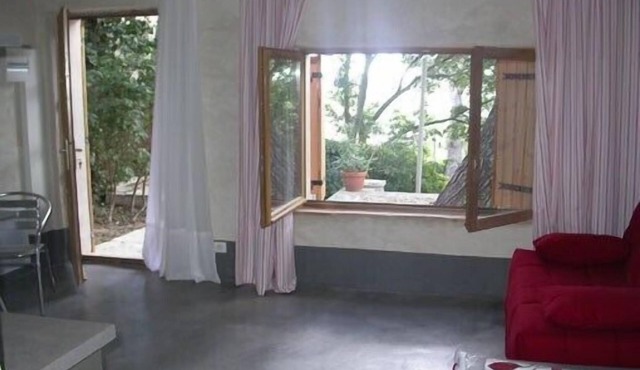 Charming Mazet, completely renovated, very quiet, in pine forest, near the center