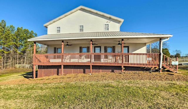 Charming McKenzie Farmhouse w/ Fire Pit!