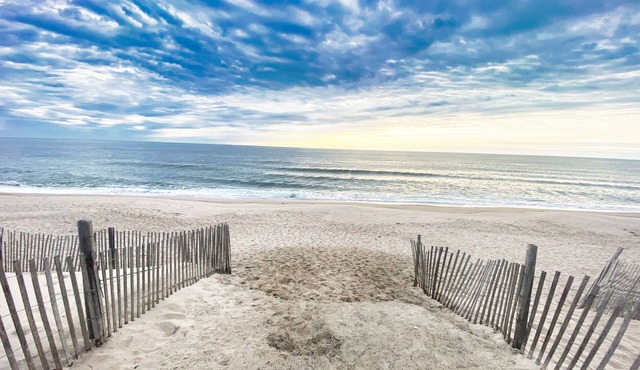 Charming MCM Ranch. A bike ride to the beach. Friendly, safe neighborhood.