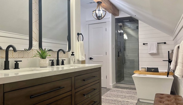 Charming Meadow Farmhouse on 1+ acre with Hot Tub, walk to Downtown, Renovated