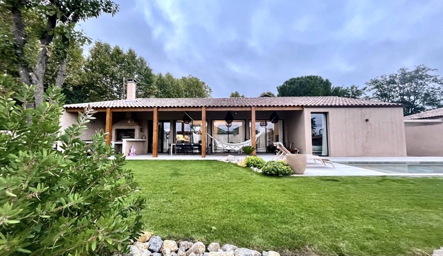 Charming Mediterranean house, private swimming pool, parking.