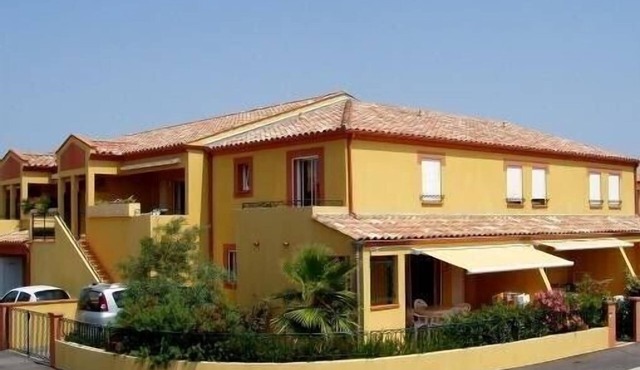 Charming Mediterranean residence, swimming pool, large private gated community. 3 keys