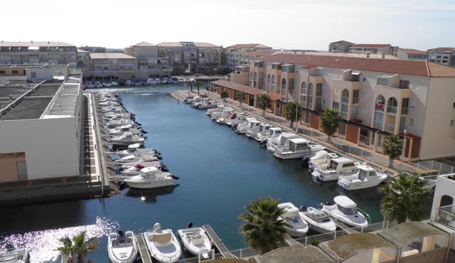 Charming mezzanine apartment, terrace, parking and air conditioning in Sète