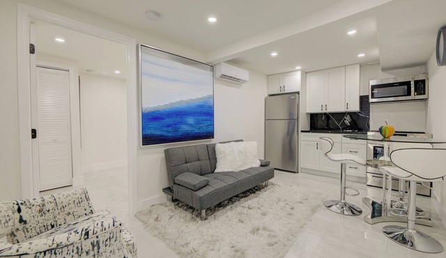 Charming Miami Design District Cottage 1BR/1BA- Free Parking- Hot Tub