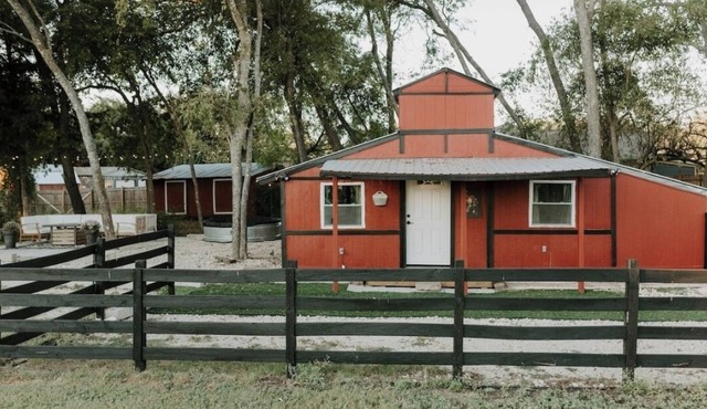 Charming micro barn offering a cozy retreat! 4 Acres, Sleeps 6, pet friendly.