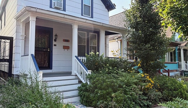 Charming Mid Century Modern 4BR House in Allentown, Buffalo, Stylish decor. I