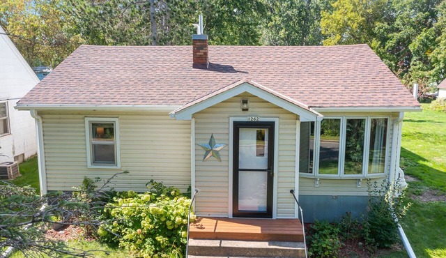 Charming mid-century modern 2-bedroom home with views of Beaver Dam lake