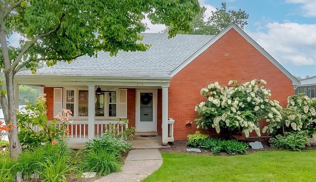 Charming mid-century home with huge patio close to Rupp, UK, and Keeneland