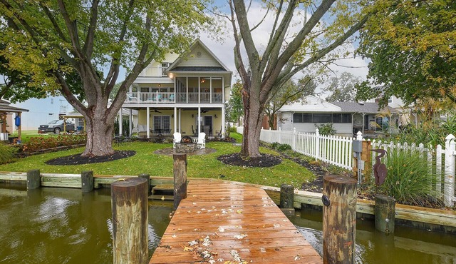Charming Middle River Hideaway with Water-Front/Fire-pit/WiFi/Prvt Parking