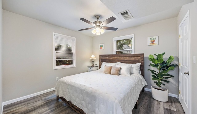 Charming Midtown Home w/King Bed, Private Parking, near Sutter Medical