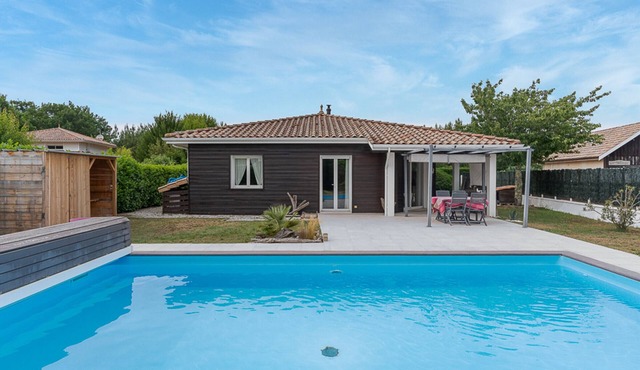 Charming Mimizan Home with Pool, Near Lake, 2 Beds, WiFi and Optional Amenities