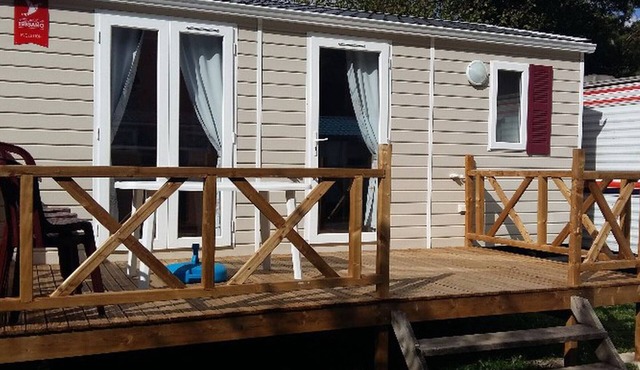 Charming Mobile Home for 4 with Terrace in Chazelles-sur-Lyon