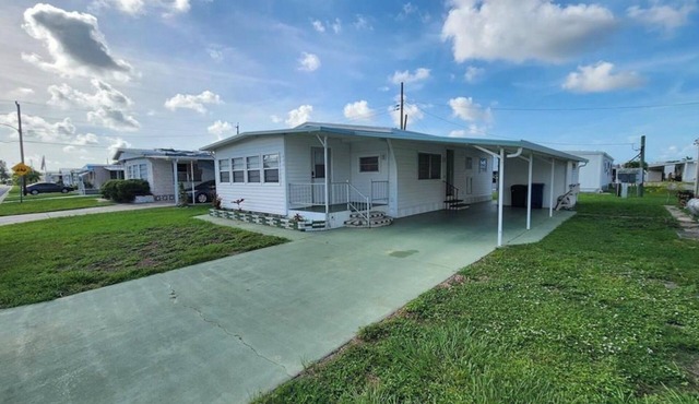Charming Mobile Home - Minutes to the white sandy beaches of Anna Maria Island!