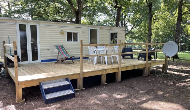 Charming Mobile Home with swimming pool in Saint Bonnet Troncais.